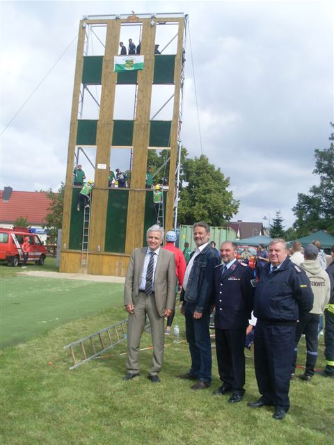 Manfred Kolbe mit Brgermeister Michael Jatzwauk, dem Stellv. Verbandsvorsitzenden Klaus-Gnter Terpe und dem Kreisbrandmeister Heinz Noll