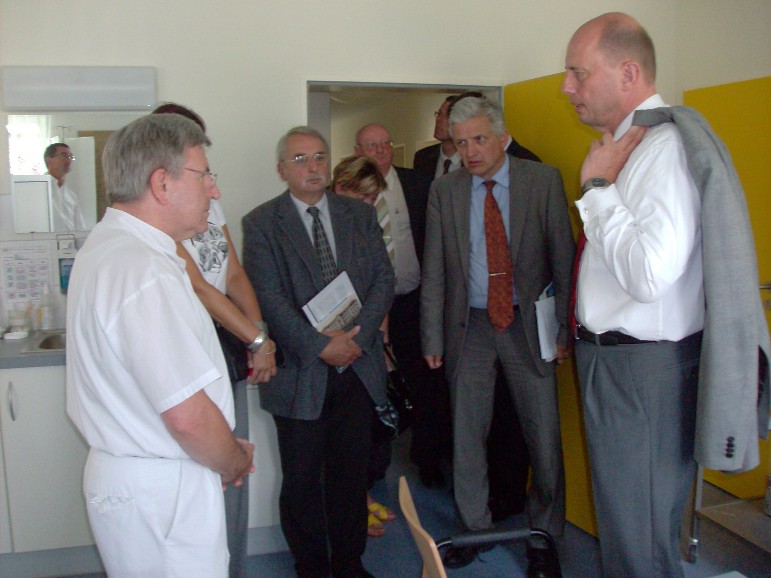 Wolfgang Tiefensee, Manfred Kolbe und Ulrich Fiedler im Gesprch mit Dr. Helmut Hnigschmid (v.r.n.l.) vom Medizinischen Versorgungszentrum Torgau