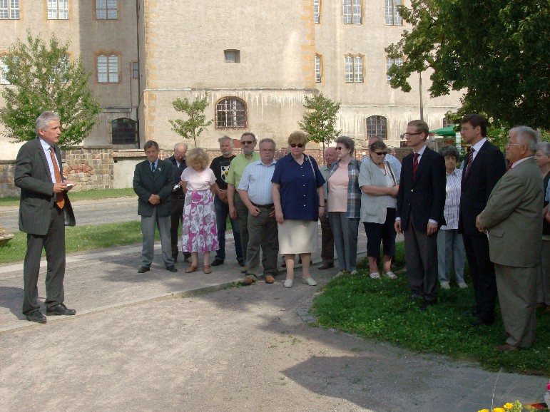 Manfred Kolbe sprach seine Gedenkworte vor den Teilnehmern am Mahnmal in Torgau.