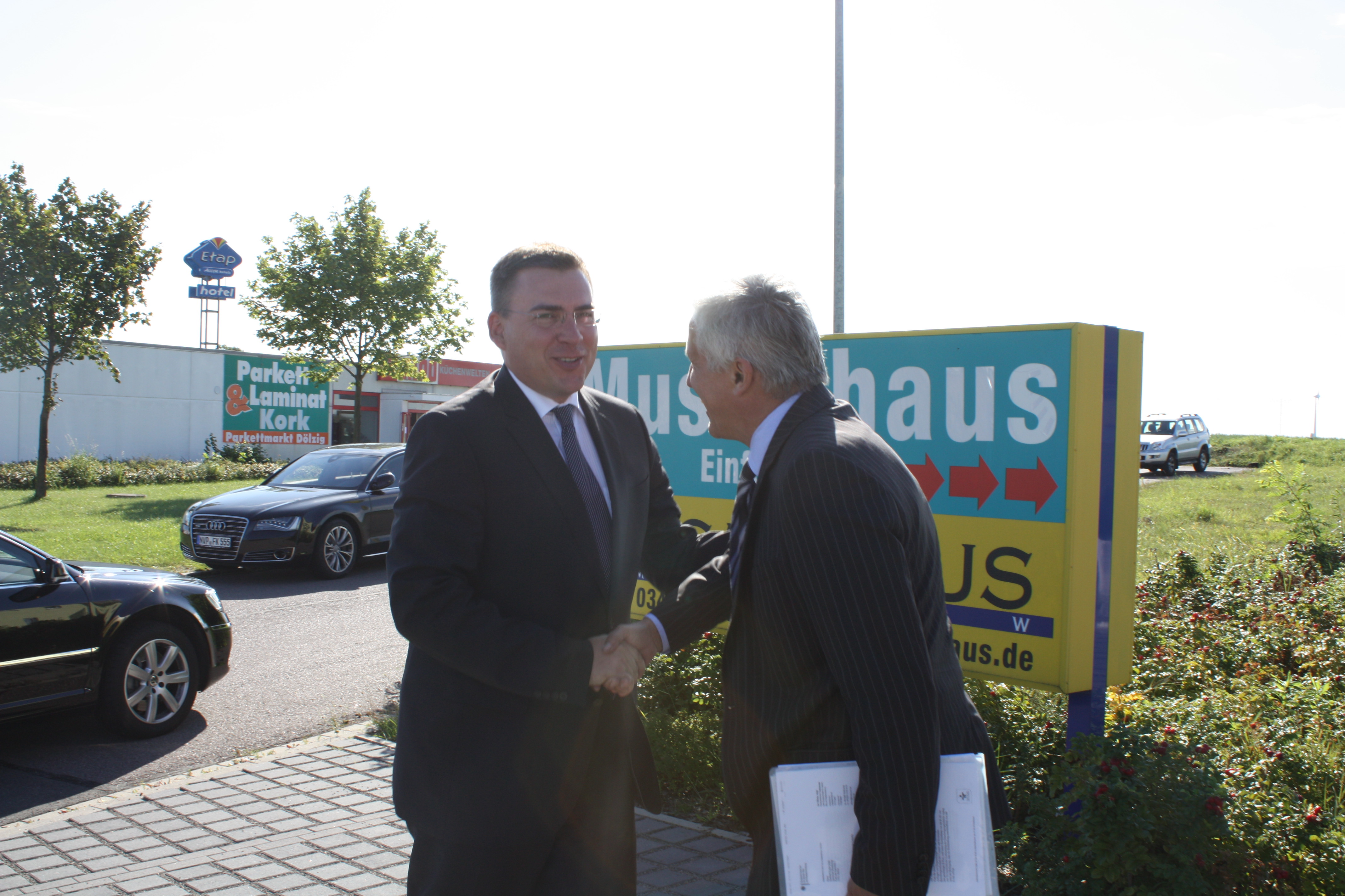 Bundestagsabgeordneter Manfred Kolbe begrüßt Staatssekretär Jan Mücke in seinem Wahlkreis.